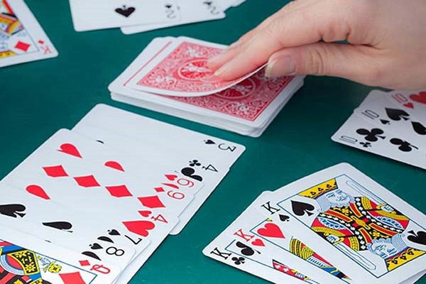Hạ Phỏm Là Gì? Khám Phá Về Ý Nghĩa Và Chiến Lược Hạ Phỏm