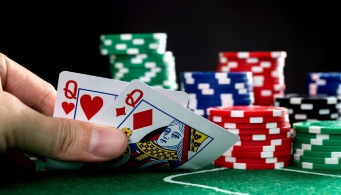 Cách chơi đôi Q trong Poker ở giai đoạn Preflop